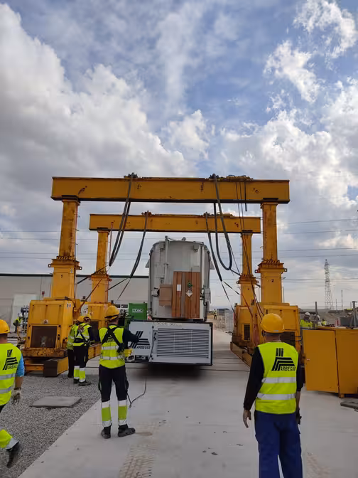 196 tonako transformadore baten deskargatzea, autopropultsatutako zubi hidraulikoekin