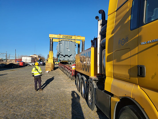 Transbordo de ferrocarril a carretera de Transformador de 282 Tn mediante Pórticos Hidráulicos y equipo SPMT