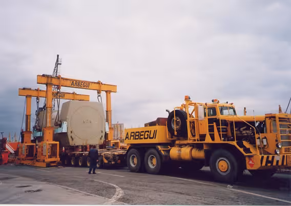 410 tonako autopropultsatutako zubi hidraulikoa Makineria deskargatzea 410 tonako autopropultsatutako zubi hidrauliko batekin