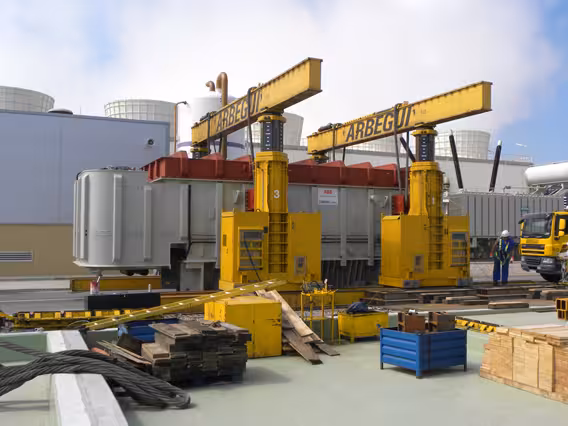 600 tonako autopropultsatutako zubi hidraulikoa Transformadorearen deskargatzea 600 tonako autopropultsatutako zubi hidrauliko batekin