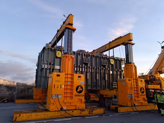 1000 Transformadorearen deskargatzea 1000 tonako autopropultsatutako zubi hidrauliko batekin