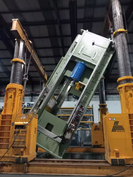 ARBEGUI : machines de tournage, en usine, utilisant un portique hydraulique automoteur retourner de machines